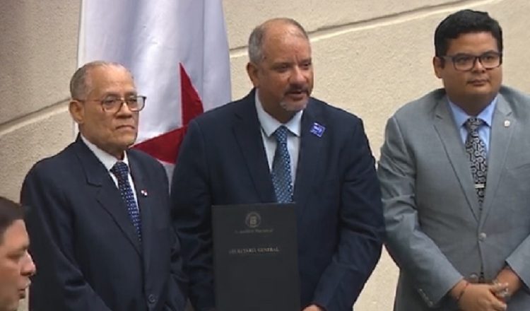 Omar Castillo aparece junto al presidente de la Asamblea, Jorge Herrera, luego de ser escogido.  Internet