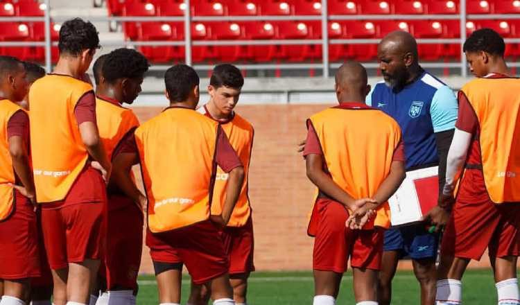 Felipe Baloy (der.) da algunas instrucciones a sus jugadores en los entrenamientos. Foto: FPF