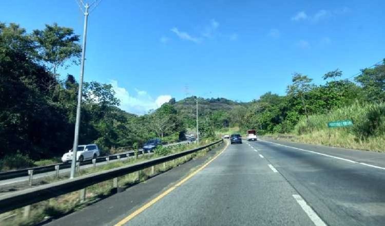 Las actuales vías al puente Centenario, que datan de 2005, solo son de cuatro carriles, dos en cada paño. El puente tiene seis carriles.  Archivo