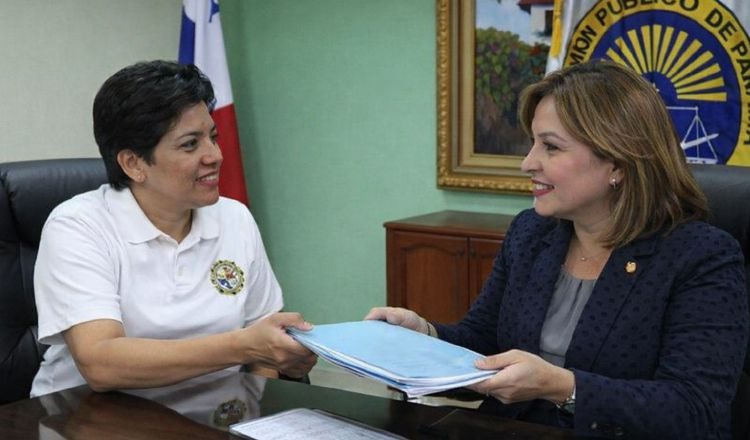 El Tribunal, durante la sesión del decimoctavo día de audiencia, emitió una tercera boleta a nombre de Rodríguez Araúz para que comparezca a rendir su declaración.  Ilustrativa / CHATGPT