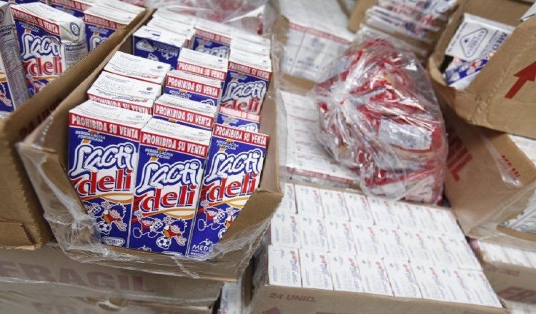 La leche semidescremada fortificada se entregará en 13 regiones educativas, mientras que la crema nutricional será en las 16 regiones. Archivo