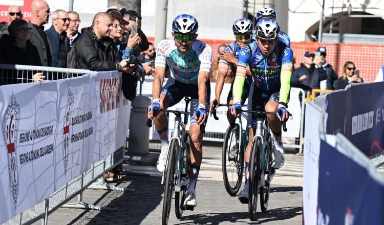 Roberto González (izq.), junto a Franklin Archibold y atrás, Carlos Samudio, los panameños del equipo Solution Tech Nippo Rali. Foto: Fepaci