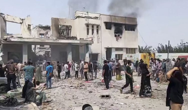 Momentos posteriores al bombardeo en la ciudad de Minab, en el sur de Irán, en donde fue destruida una escuela de niñas. EFE