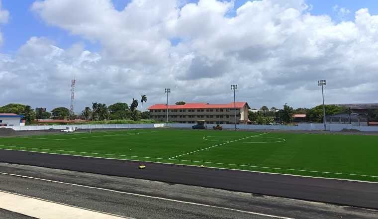 La grama en el estadio Armando Dely Valdés. Foto:Diómedes Sánchez S.