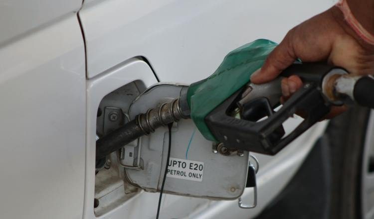 Los nuevos precios del combustible empiezan a regir hoy, viernes.  Pexels