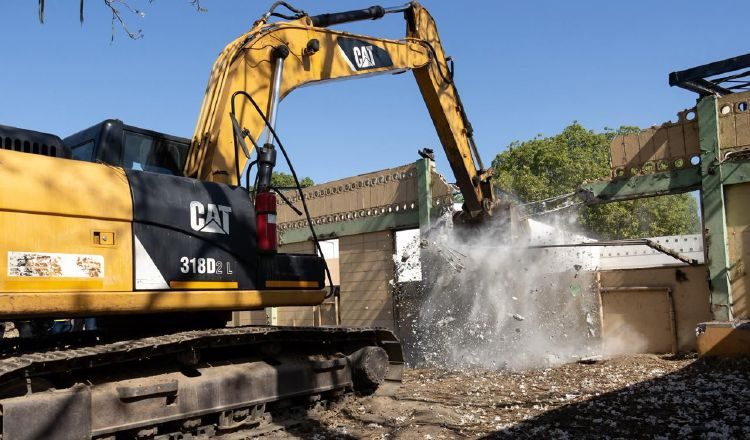 La propia directora del Inadeh, Yajaira Pittí, inició la demolición de la edificación. Cortesía