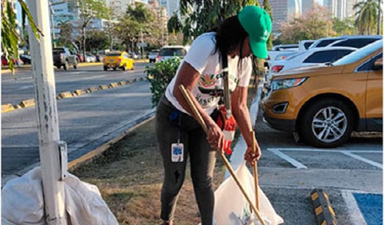 Las 'hormiguitas' realizan su labor a la intemperie en barriadas, comercios y avenidas principales. Cortesía
