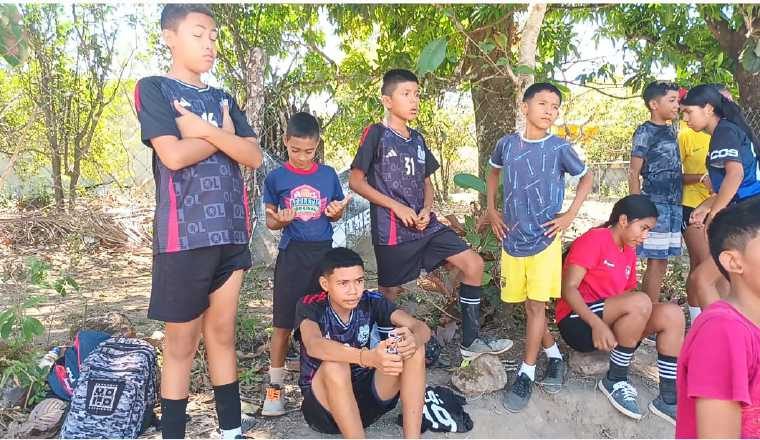 Los jóvenes se preparan para entrenar. Foto: Melquiades Vásquez A