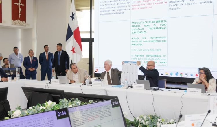 El magistrado Arellano y el director de Organización Electoral muestran el modelo de lo que será la papeleta para el Parlacen.  Cortesía