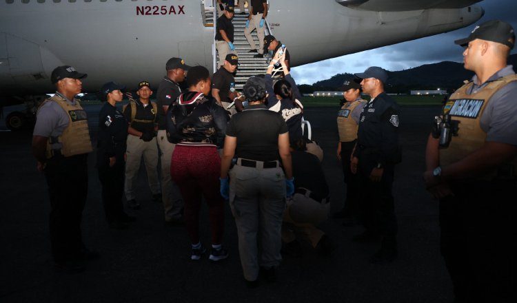 En los últimos años se están realizando deportaciones voluntarias y de personas que no cumplen con las normas migratorias o las violan Archivo