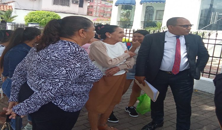 Los abogados Norma González y Eliecer Plicett junto  los familiares de los imputados. Foto: CE