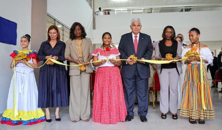 Durante el corte de cinta para la inauguración formal.  Cortesía