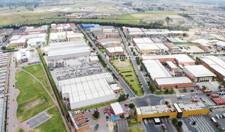 El manejo del idioma inglés es imprescindible para tener más opciones de laborar en estas empresas. Cortesía