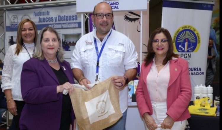 La defensora electa y el defensor saliente durante un evento.  Cortesía