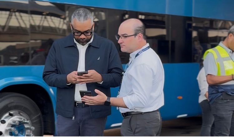 El administrador de la AIG, Adolfo Fábrega, salió a la calle a verificar el funcionamiento de la plataforma para aplicar el subsidio. Cortesía