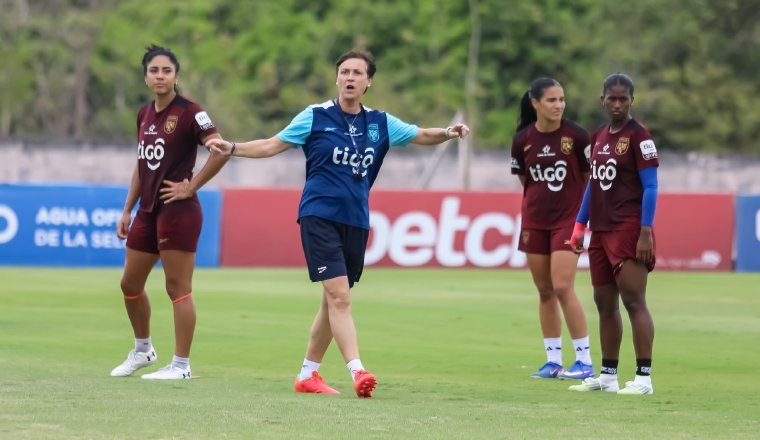 'Toña' Is da algunas instrucciones durante los entrenamientos. Foto: FPF