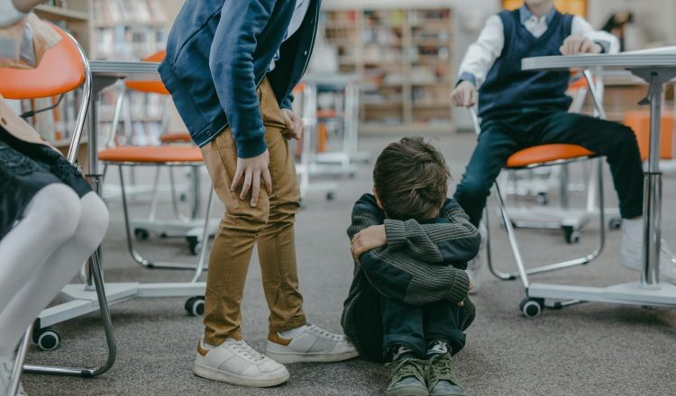 Los padres de familia tienen el papel más importante porque  son los que tienen que observar el comportamiento de sus hijos.  Fotos: Pexels