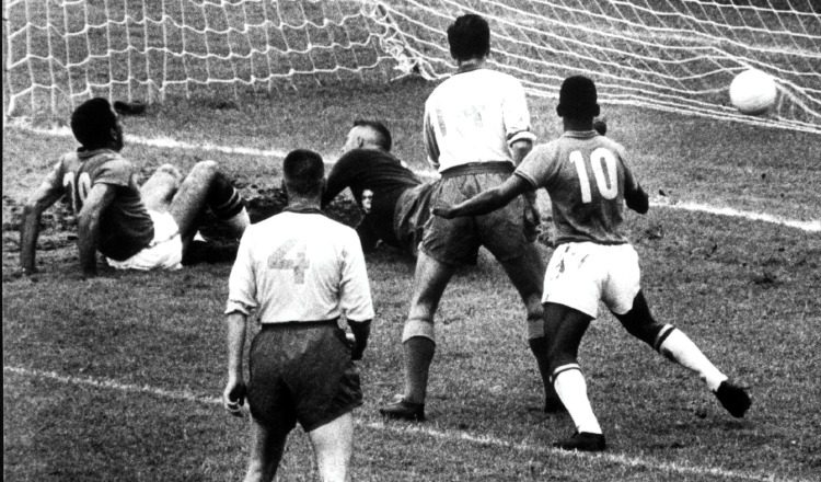 El jugador brasileño Pelé (10), marca uno de los goles que consiguió ante Suecia en la final que fue ganada por Brasil por 5-2. Foto: EFE