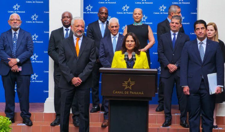 Ilya Espino de Marotta junto al administrador saliente, Ricaurte Vásquez (izq), el ministro del Canal, José Ramón Icaza (der) y la junta directiva del Canal de Panamá. Cortesía