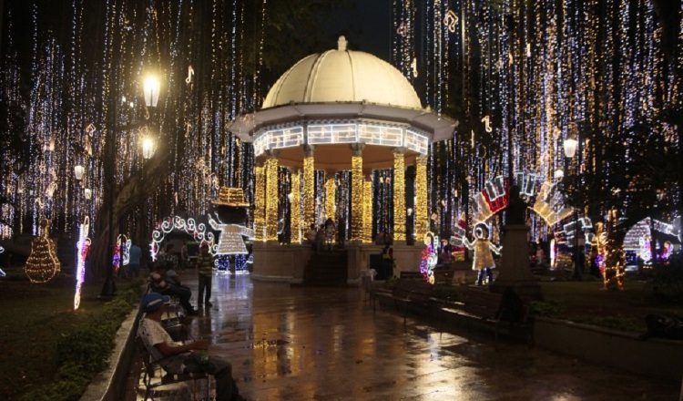 Alumbrado navideño en el parque de Santa Ana, sitio que marca la entrada del Casco Antiguo de la ciudad, de gran atractivo turístico. Archivo