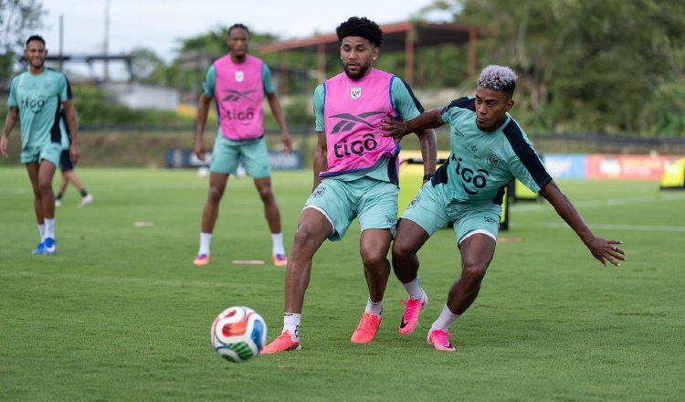 Carlos Harvey (izq.) y Édgar Yoel Bárcenas en los entrenamientos.  Foto: FPF