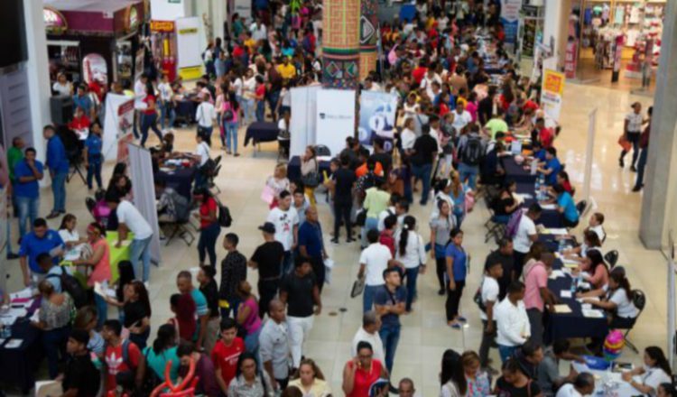 Alrededor de 227,000 personas están desempleadas en el país.  Archivo