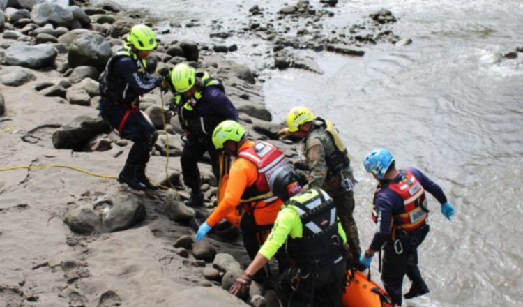Uno de los equipos de rescate dio con el cuerpo sin vida. Cortesía