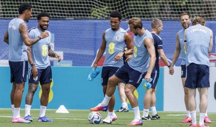 Harry Kane intenta dominar el balón durante los entrenamientos del equipo inglés. Foto: EFE