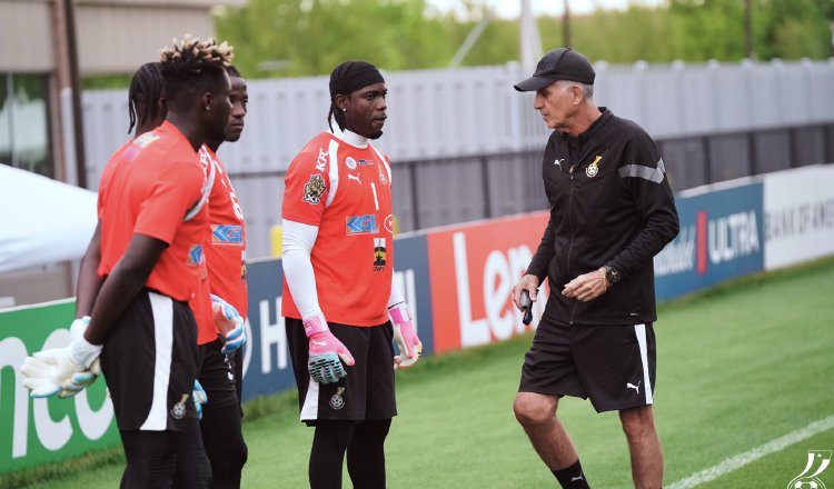 Carlos Queiroz (der.)  habla con los jugadores de Ghana durante los entrenamientos. Foto: ghana_fa_official