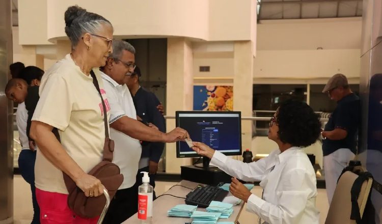 Los jubilados desconocen cuál será el porcentaje solicitado para realizar el cambio de los certificados.  Cortesía 