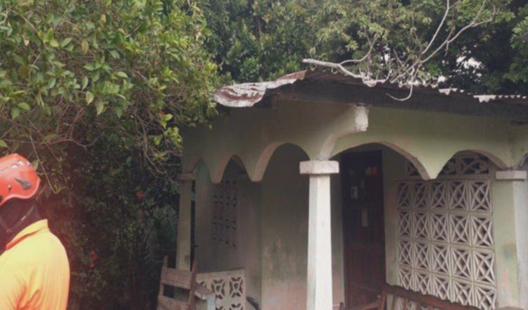 El miércoles se atendió una caída de árbol sobre una vivienda en Altos de San Francisco, La Chorrera.