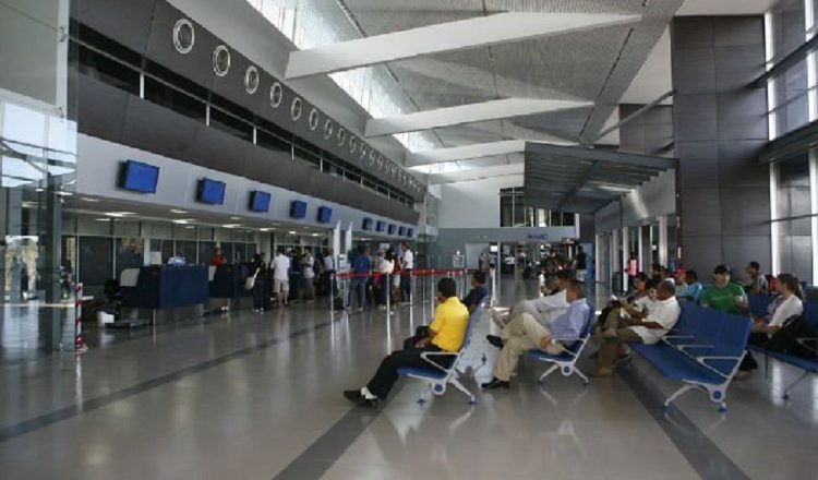 Sala externa del aeropuerto Enrique Malek, ubicado al sur del distrito de David, provincia de Chiriquí y que cuenta con tres aerolíneas.  Archivo