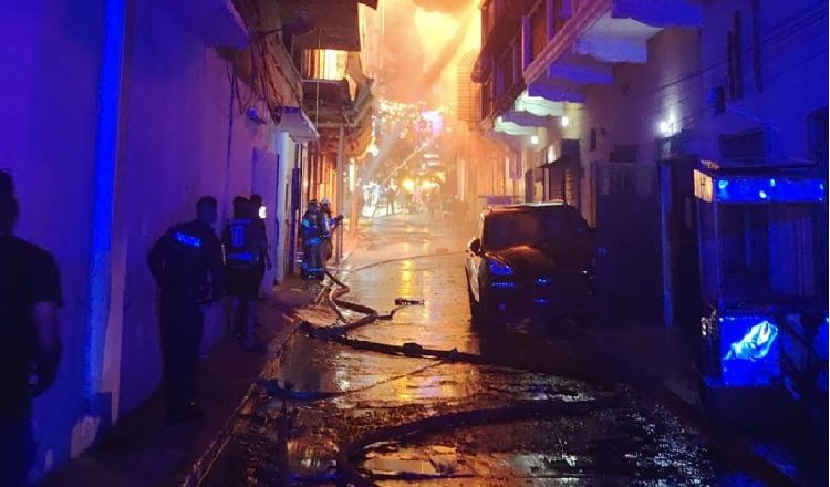 El incendio se registró cerca de un área donde hay varios centros de diversión nocturna.  Cortesía