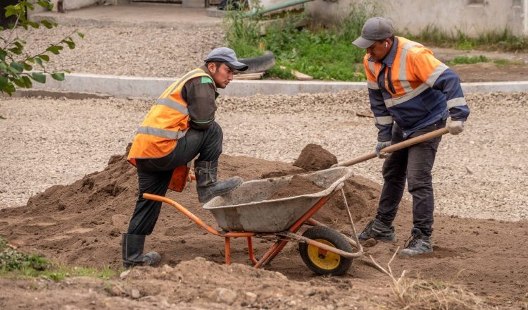 Un contrato por escrito protege tanto al trabajador como al empleador. Define claramente las reglas del juego y evita malentendidos. Foto: Pexels