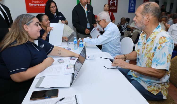Héroes de la gesta patriótica recibieron sus tarjetas de débito. Cortesía
