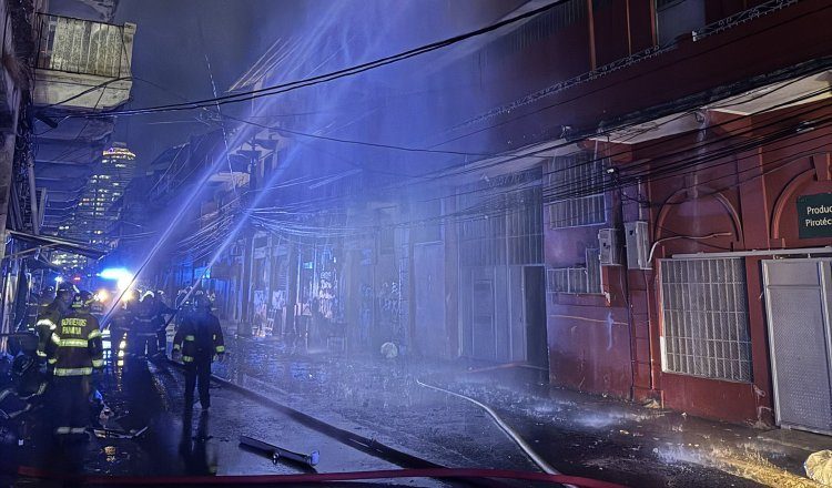 Fueron 120 bomberos los que se necesitaron para apagar el fuego de la noche del pasado miércoles, en Avenida Eloy Alfaro, Santa Ana. Cortesía