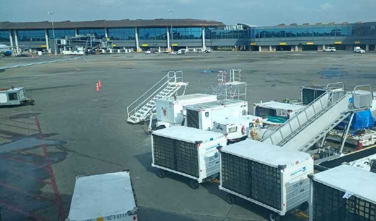 Vista de la pista de abordaje del aeropuerto de Tocumen, con la Terminal 2 y su unión con la Terminal 1, al fondo. Archivo