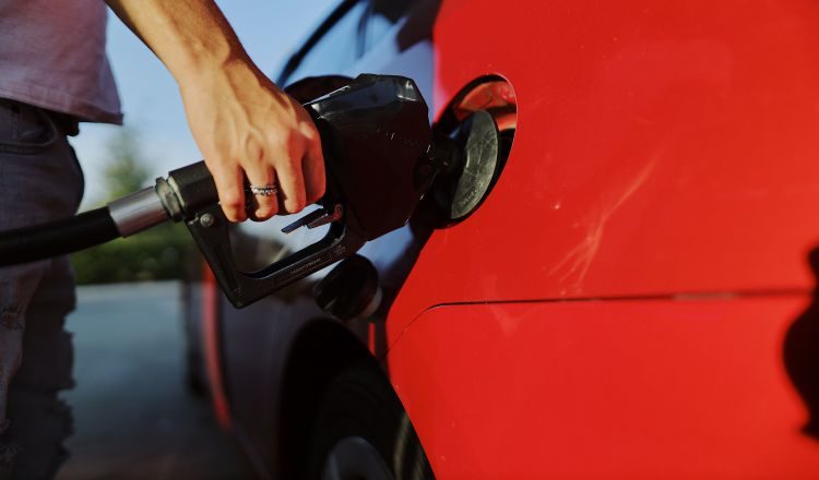 En dos meses, los precios de la gasolina y el diésel han disminuido entre 37 y 69 centavos el galón, aunque todavía están altos. Foto ilustrativa