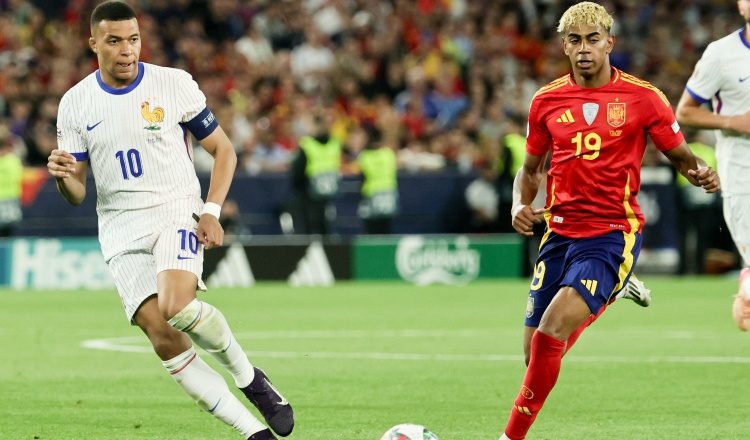 Mbappé es el capitán de Francia (izq.) y Lamine Yamal. Foto:EFE