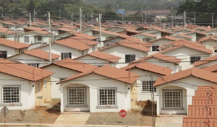 Los panameños, antes de adquirir una vivienda, valoran su precio, ubicación y diseño.  Archivo
