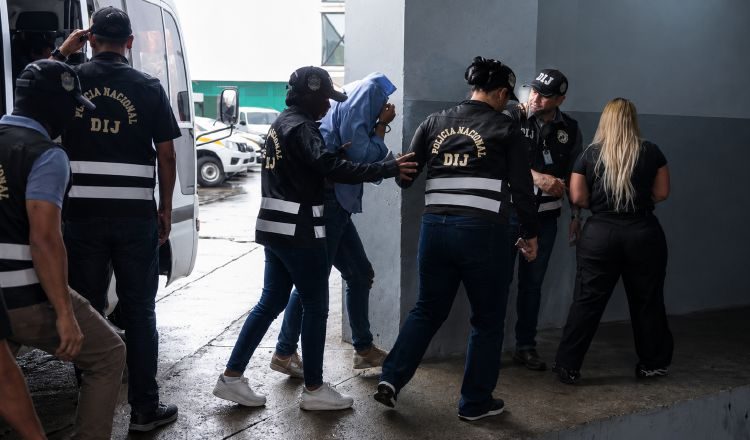 A los presuntos implicados se les acusa de crimen organizado, corrupción de servidores públicos, delitos contra la fe pública, blanqueo de capitales, entre otros.  Cortesía / Mejorada con IA