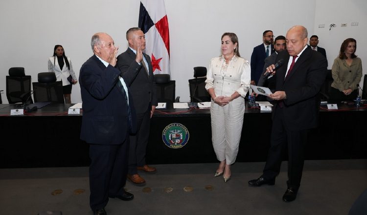 El presidente de Salud, Crispiano Adames, juramenta al resto de la directiva, ante la mirada de la presidenta Shirley Castañedas. Cortesía