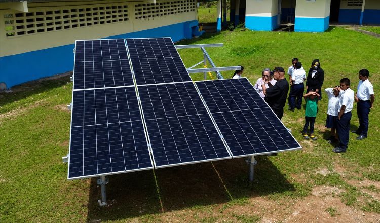 La institución continuará con la instalación de acueductos con paneles solares interconectados a la red para disminuir la facturación de quienes ya cuentan con el servicio, pero no pueden pagarlo. Cortesía / Mejorada con IA