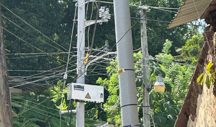Instalación de líneas eléctricas en el distrito de Chimán.  Cortesía