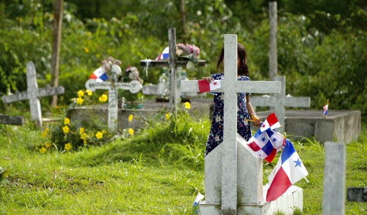 El Decreto Ejecutivo No. 26 del 21 de julio de 2026, que ordena el cese de los cementerios, no impide a los familiares visitar y limpiar las tumbas de sus seres queridos.  EFE