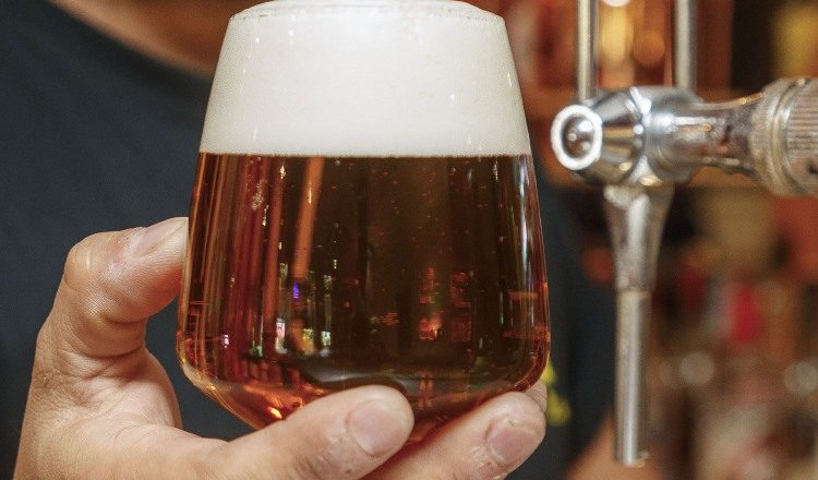 La cerveza es una de las bebidas más populares en el mundo. EFE / Javier Belver