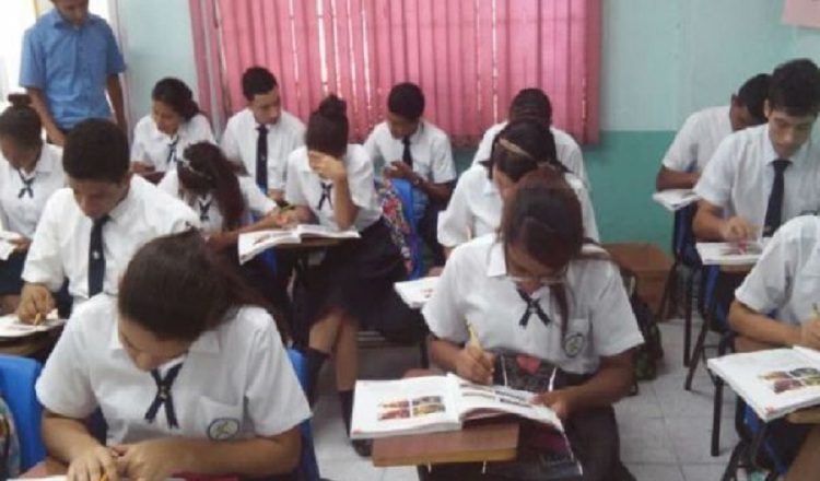 Los planes del Meduca también incluyen la compra de computadoras para los estudiantes.  Archivo