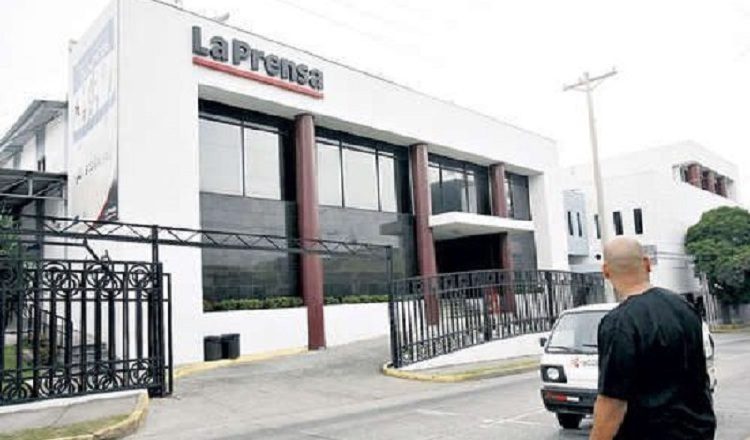 La Prensa fue fundada en agosto de 1980 y su sede se encuentran en la Avenida 12 de octubre en la ciudad capital.  Archivo