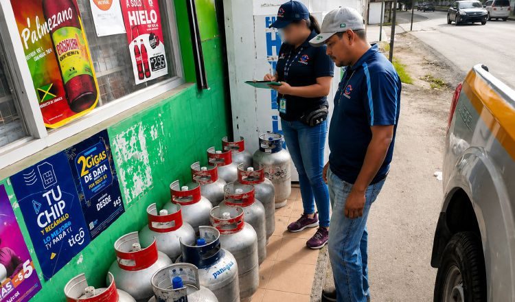 Personal de Acodeco verificó que los tanques de gas se estén vendiendo en los pequeños comercios como abarroterías y minisúper. Cortesía