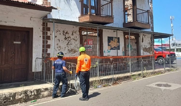 Labores de inspección de las autoridades para identificar daños.  Cortesía / Mejorada con IA